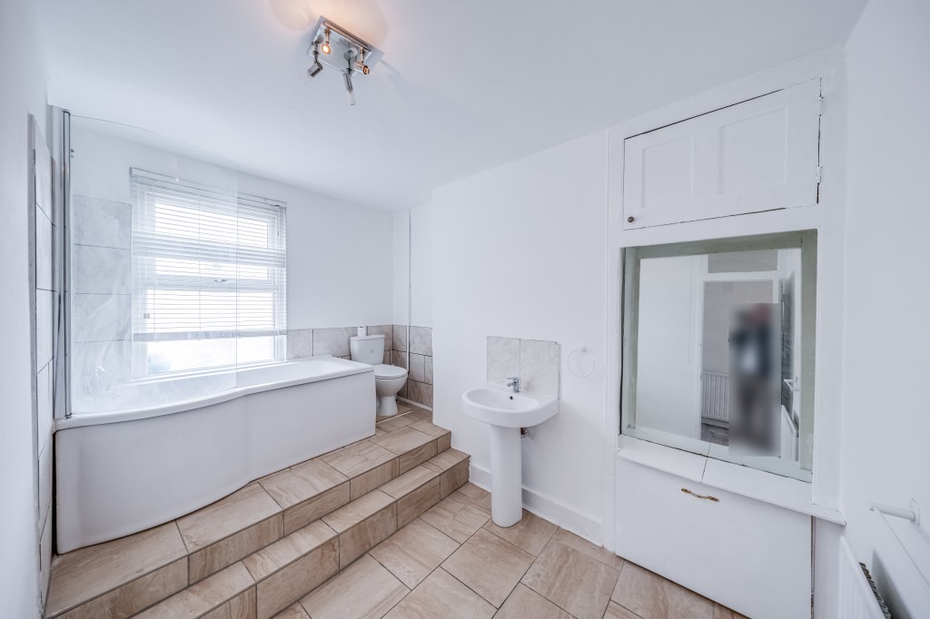 Lot: 91 - MAISONETTE IN HIGH STREET - Internal image of bathroom